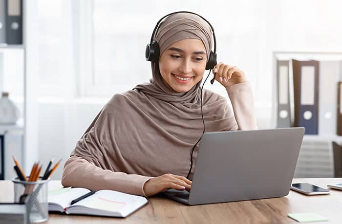 woman interpreting - arabic language course